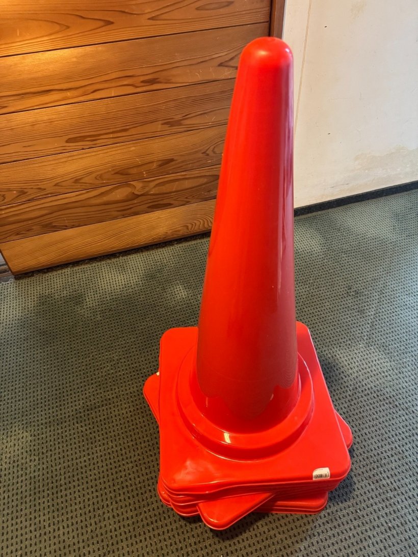 重なった赤いコーン